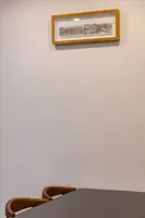 화이트 벽면과 우드 액자가 어우러진 미니멀 공간